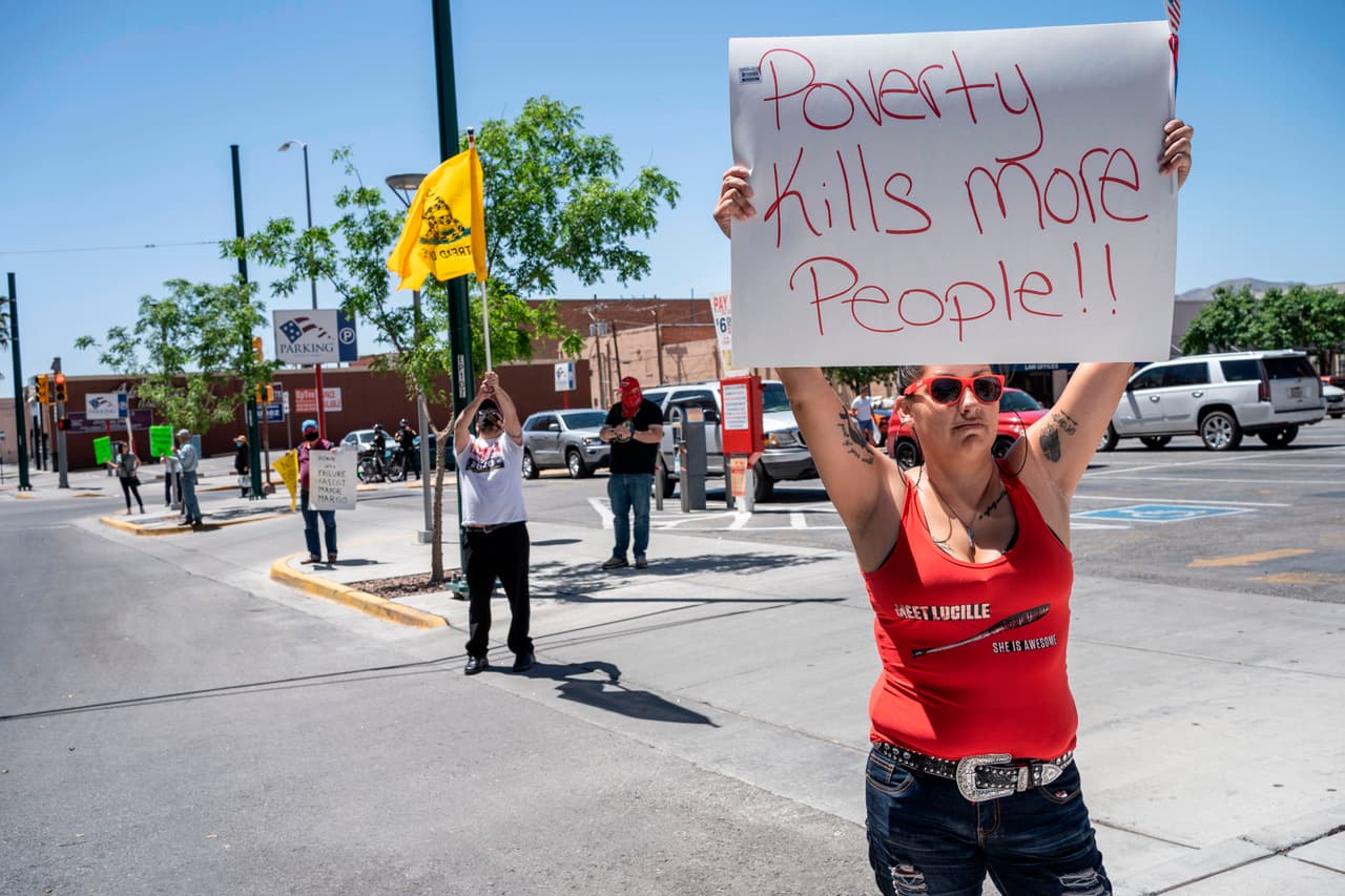 "La pobreza mata a más gente", se lee en la pancarta de esta manifestante de El Paso, quien se opuso a la orden de cierre de la ciudad para evitar la propagación del coronavirus. Con un grupo de personas protestó en las cercanías de la corte del condado.