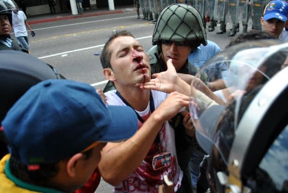 En el enfrentamiento al menos tres estudiantes resultaron heridos con objetos contundentes, así como cuatro policías y un efectivo del Ejército.