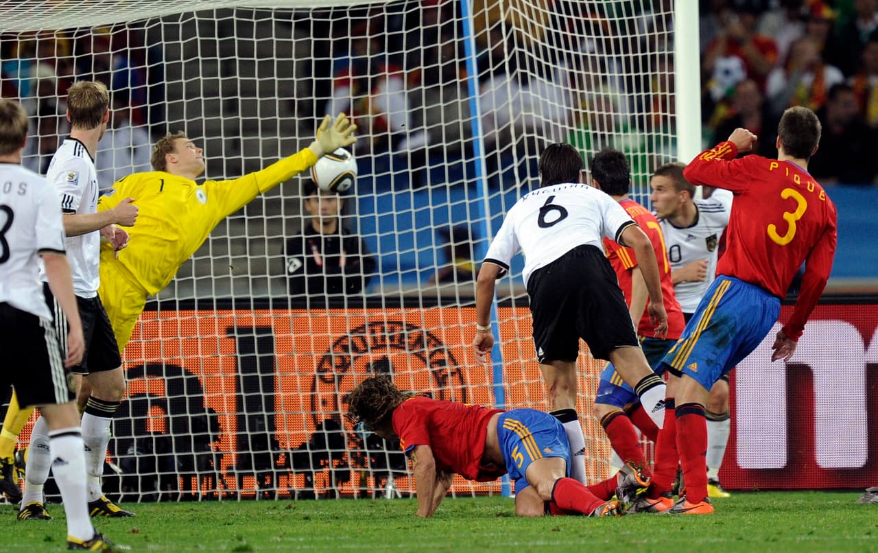 ¡Así se vivió a secuencia del gol de Puyol con la fórmula de los exjugadores del Barcelona! El defensor se elevó en una jugada prefabricada de tiro de esquina y con un testarazo puso el 1-0 al 72'.