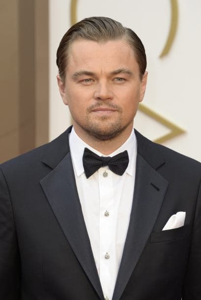 Di Caprio luciendo un modelo en tonos azules.