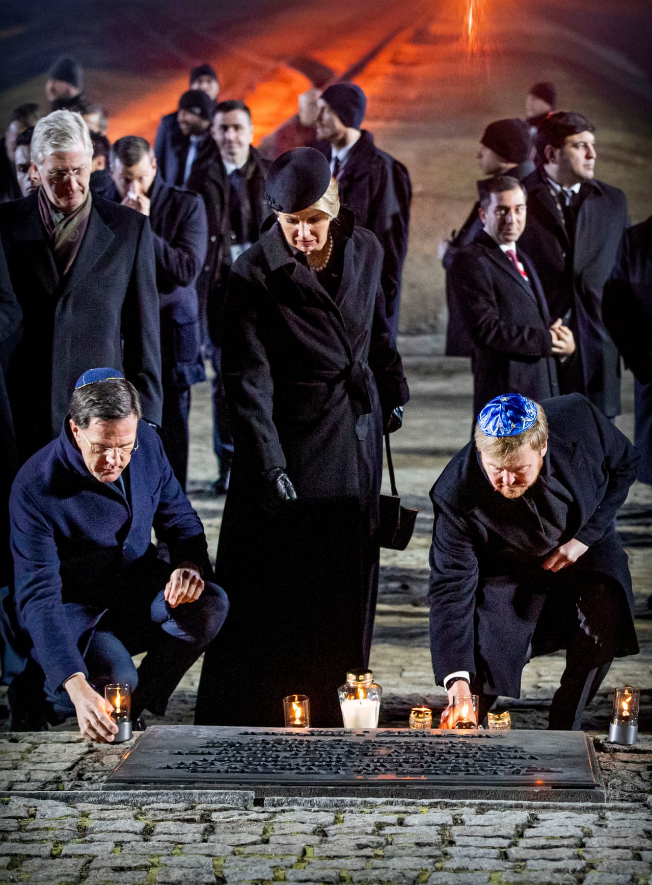 La reina argentina presentó sus respetos a los familiares de las víctimas que murieron en el campo de exterminio nazi, durante la Segunda Guerra Mundial. A la ceremonia también asistieron aproximadamente 200 sobrevivientes y sus familias.