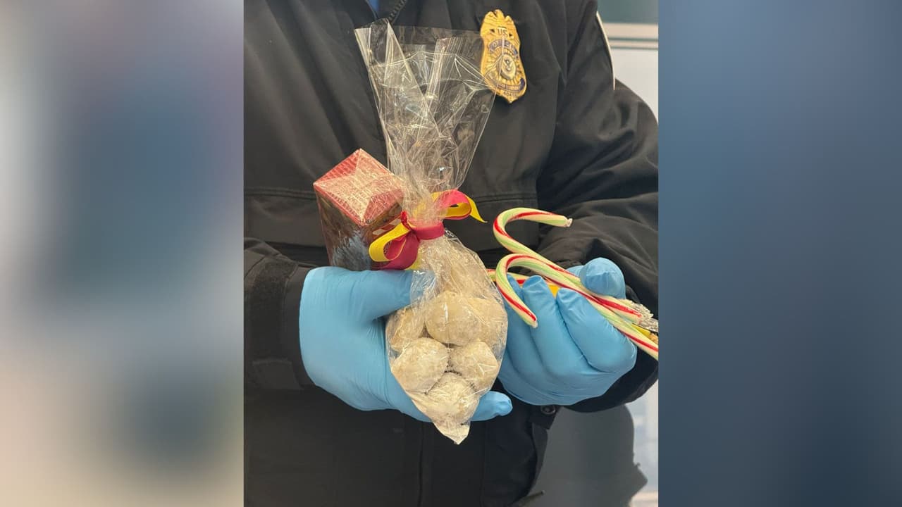 <b>COMIDA</b>
<br>
<br>
<b>La comida es permitida en el equipaje de mano o documentado</b> siempre y cuando sea sólida y con algunas excepciones.
<br>
<br>La TSA recuerda que alimentos como
<b>conservas, jarabe, champán y ponche de huevo, deben empacarse en una maleta documentada.</b>
<br>
<br>A continuación te mostramos una lista de algunos alimentos más populares y si tienen alguna restricción.
<br>