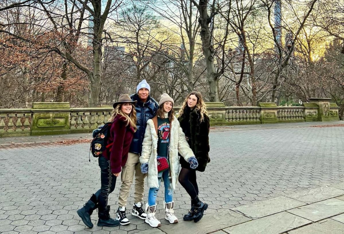 Andrea disfrutó de un día nevado en Central Park, acompañada de su esposo Erik y sus hijas, Nina y Mía.