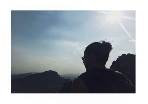 O esta otra, donde se ve la silueta del actor con el siguiente mensaje de Esmeralda: "Mi persona favorita en mi lugar favorito!".