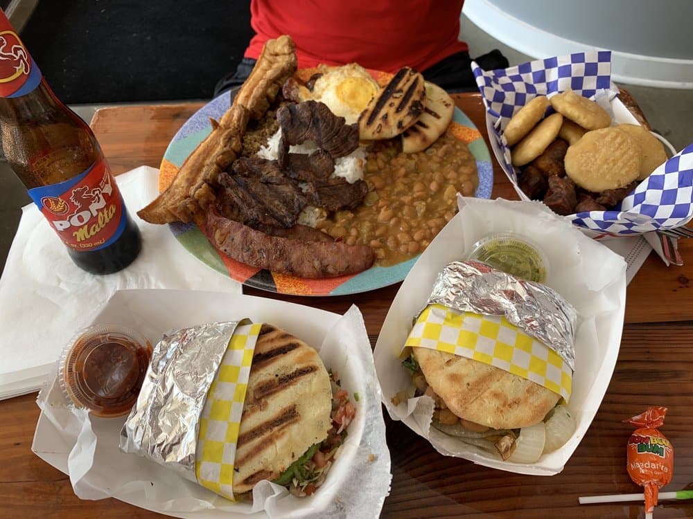 <b>The Arepa Bar</b>
<br>Dirección: 7909 Falls Of Neuse Rd Ste 105 Raleigh, NC 27615
<br>Teléfono: (919) 977-9006
<br>Sitio web:
<a href="https://www.thearepabar.com/">https://www.thearepabar.com/</a>
<br>
<a href="https://www.yelp.com/map/the-arepa-bar-raleigh">Cómo llegar</a>
<br>
<br>Sus propietarios dicen que se especializan en “auténticas arepas colombianas. Empanadas fritas y luego a la brasa con 100% harina de maíz y naturalmente sin gluten” y que además cuentan con “relleno con su elección de nuestros ingredientes más frescos”.