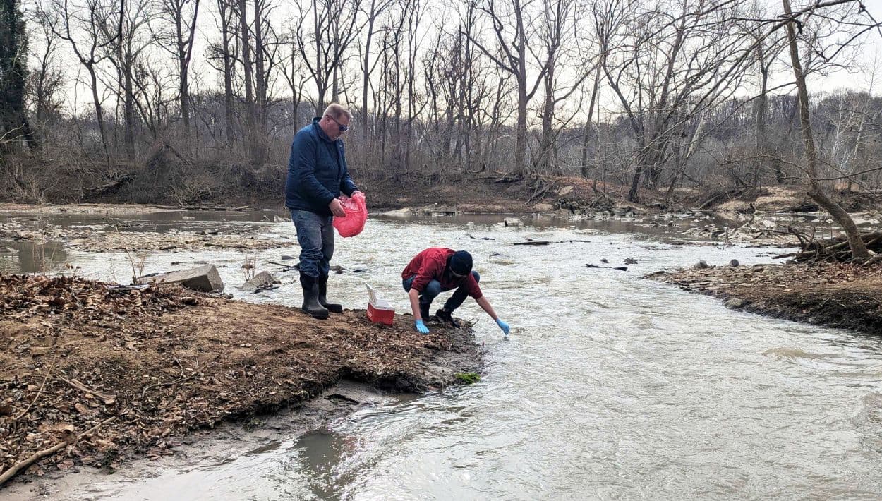 Se toman muestras de agua del río Potomac el viernes 23 de enero de 2026 en Glen Echo, Maryland. Una tubería de gran tamaño que transporta millones de galones de aguas residuales se ha roto y ha enviado aguas residuales al río Potomac, al noreste de Washington, contaminándolo antes de una gran tormenta invernal que ha puesto a los equipos de reparación a trabajar apresuradamente.