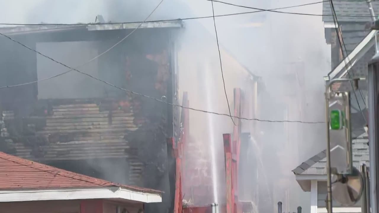 La familia Cazho vivió en tiempo real cómo su hogar se destruía y sus pertenencias desaparecían entre las llamas.
<br>
<br>“Tenía seguro de casa y pues,
<b> a ver qué se puede hacer, cómo nos recuperamos</b>”, dijo Cazho.
