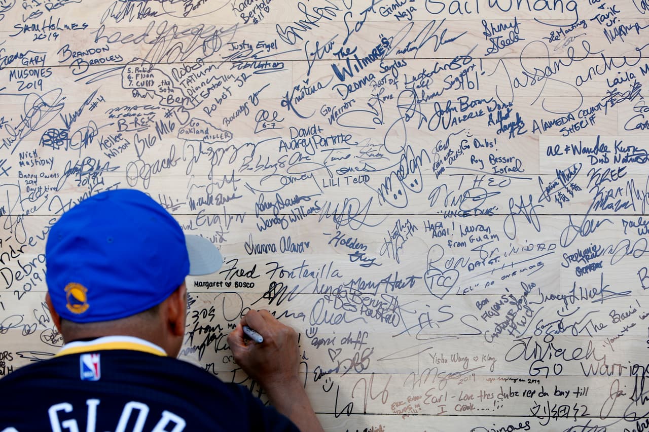 La temporada 2015-2016 que los Warriors tuvieron en el Oracle Arena pasó a la historia por todos los récords de la NBA que rompieron como equipo, entre estos el de la mejor racha ganadora al inicio de una temporada y el mayor número de juegos ganados para una franquicia.