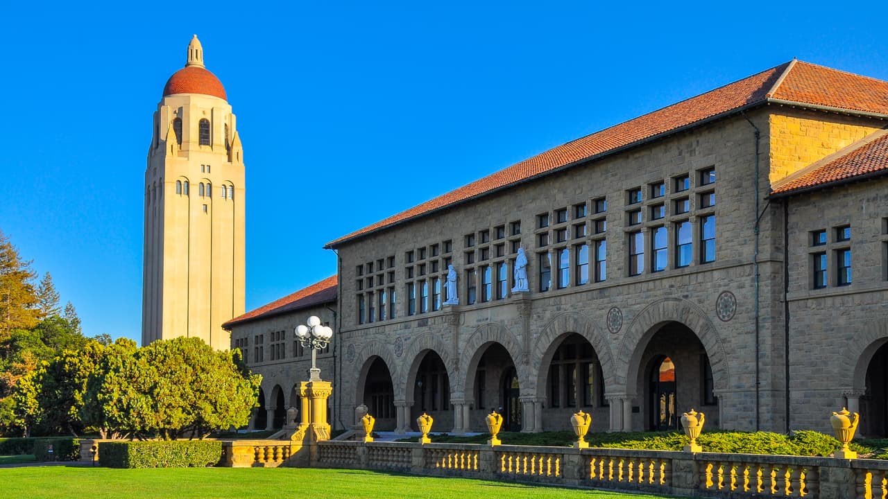 En febrero, el presidente de la Universidad de Stanford, Marc Tessier-Lavigne, oficializó su postura y aseguró que 
<b>no aceptarán la etiqueta de 'campus santuario'</b>. "Es un término que no está bien definido y que en realidad podría ser perjudicial para nuestros estudiantes y empleados". Sin embargo, aseguró que se comprometieron a
<b> <a href="http://www.stanforddaily.com/2017/02/17/tessier-lavigne-refuses-sanctuary-campus-label-pledges-support-for-undocumented-community/">no entregar información sobre sus estudiantes indocumentados</a> </b>siempre y cuando, no haya una orden judicial de por medio
<b>. </b>