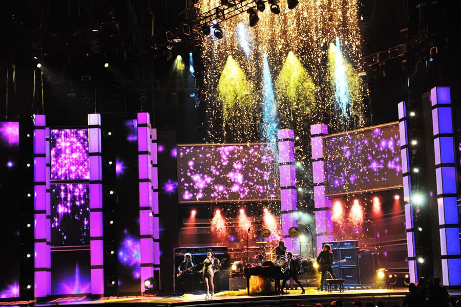 La presentación más espectacular de la noche se la llevaron Alejandra Guzmán y Moderatto. Juntos intepretaron 'Día de suerte'. No solo cayó una lluvia de luces del techo sino que la presentación terminó con un elemento que nos dejó boquiabiertos...