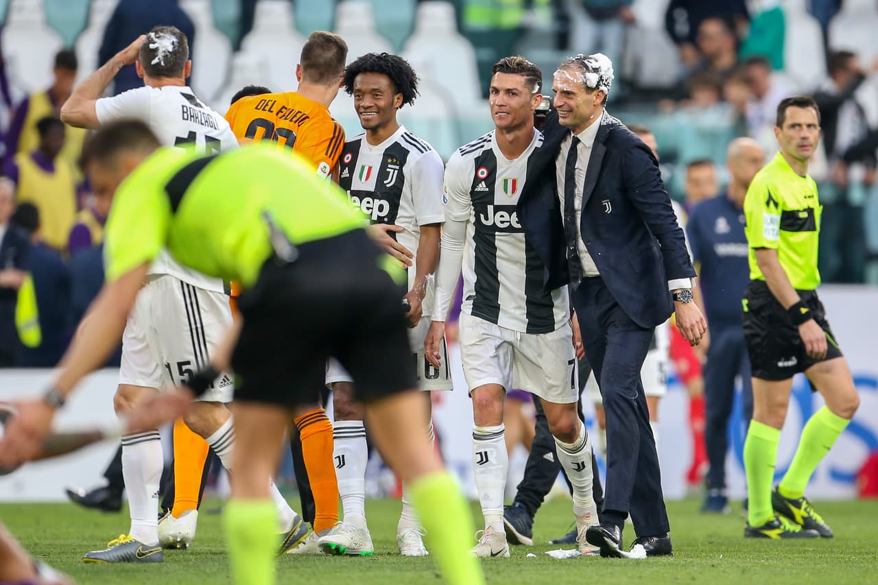 Al finalizar el juego ante la Fiorentina, que ganaron por 2-1, los jugadores, cuerpo técnico y colaboradores de la Juventus saltaron al césped de su estadio para celebrar el scudetto número 35 en su historia y el octavo consecutivo. Entre champagne, agua y espuma se vivió la fiesta de la Vecchia Signora en Turín.