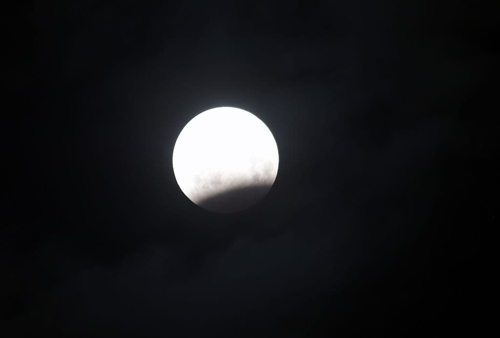 Con la Luna llena en Acuario fue como ocurrió el último eclipse de Luna del año, cuya energía sigue impactando y ayuda a tomar las mejore decisiones.