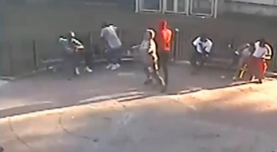 Sospechosos abren fuego contra jóvenes en plaza de Queens y asesinan a uno