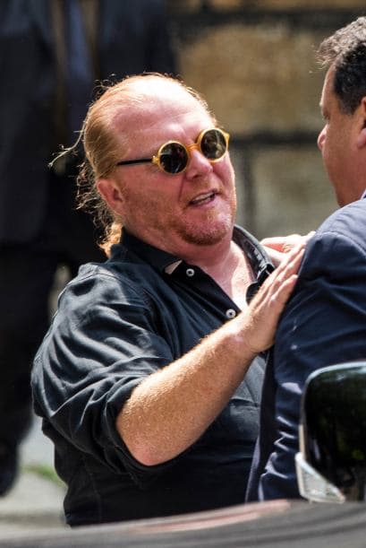 Familiares y amigos de James Gandolfini se dieron cita el día de hoy en la Catedral de San Juan el Divino, en Manhattan, para darle el último adiós al actor quien perdió la vida en Roma, Italia, mientras disfrutaba de unas vacaciones al lado de su hijo Michael. A la ceremonia asistieron poco más de 500 personas y sus amigoas más cercanos dedicaron palabras emotivas al actor de la serie “The Sopranos”. Aquí los videos más chismosos.