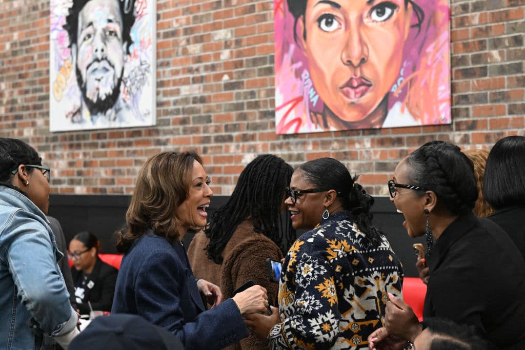Kamala Harris habla con los clientes en el restaurante Kuzzo's Chicken & Waffles este domingo.