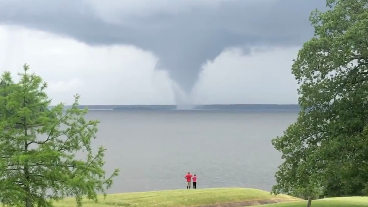 Captan en video el momento cuando se forma una tromba marina en el lago Wright Patman 