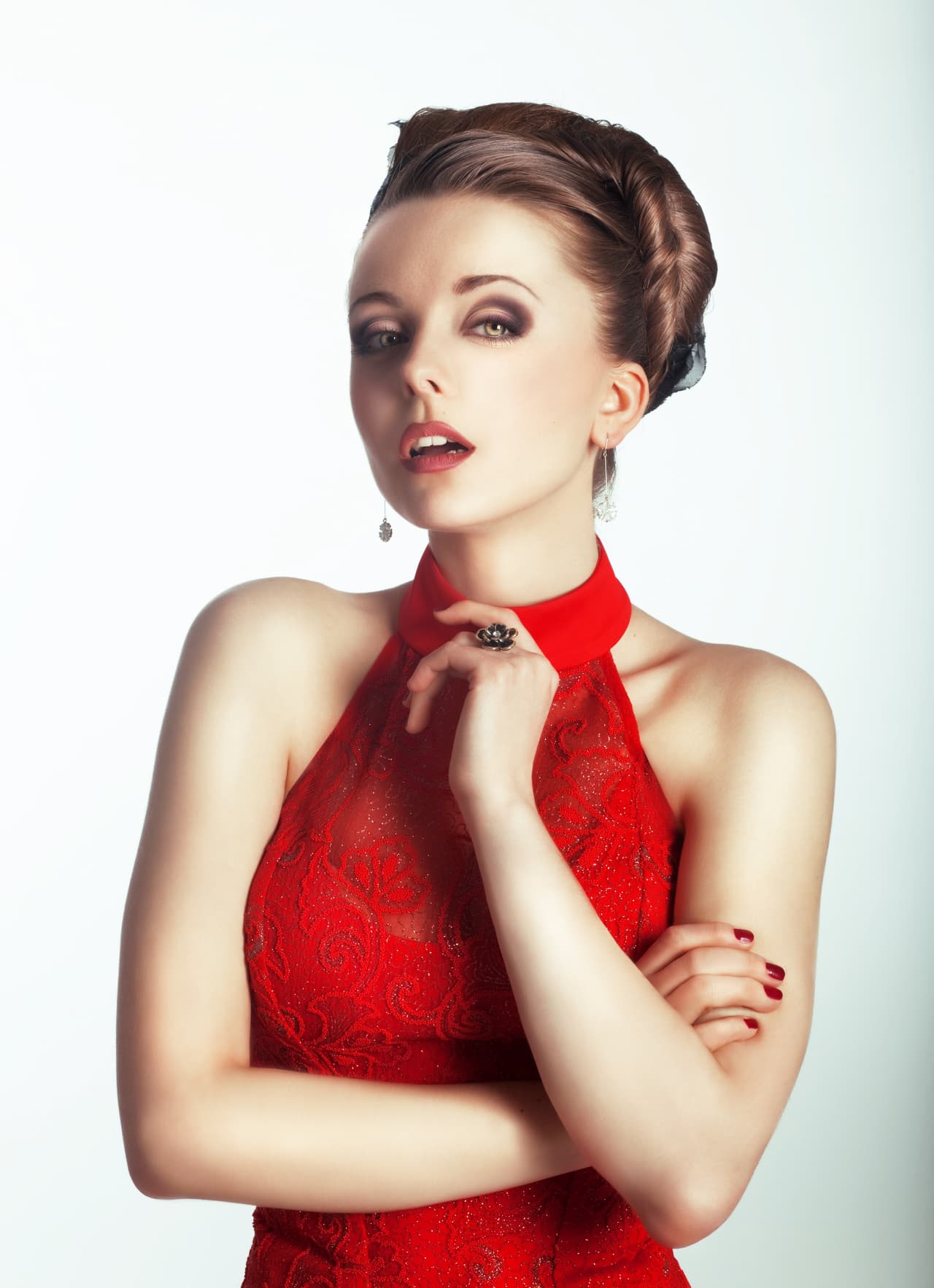 Brillante y regio como el Sol que te rige durante este ciclo de oposición con la Luna te envuelve la gracia de tu elemento fuego, la pasión y la intensidad, ya que además el plenilunio está ocurriendo en tu signo. Quienes te conocen te admirarán más, quienes no te conocen se sentirán fuertemente atraídos al encanto de tu arrolladora personalidad. ¡No te faltará el amor!