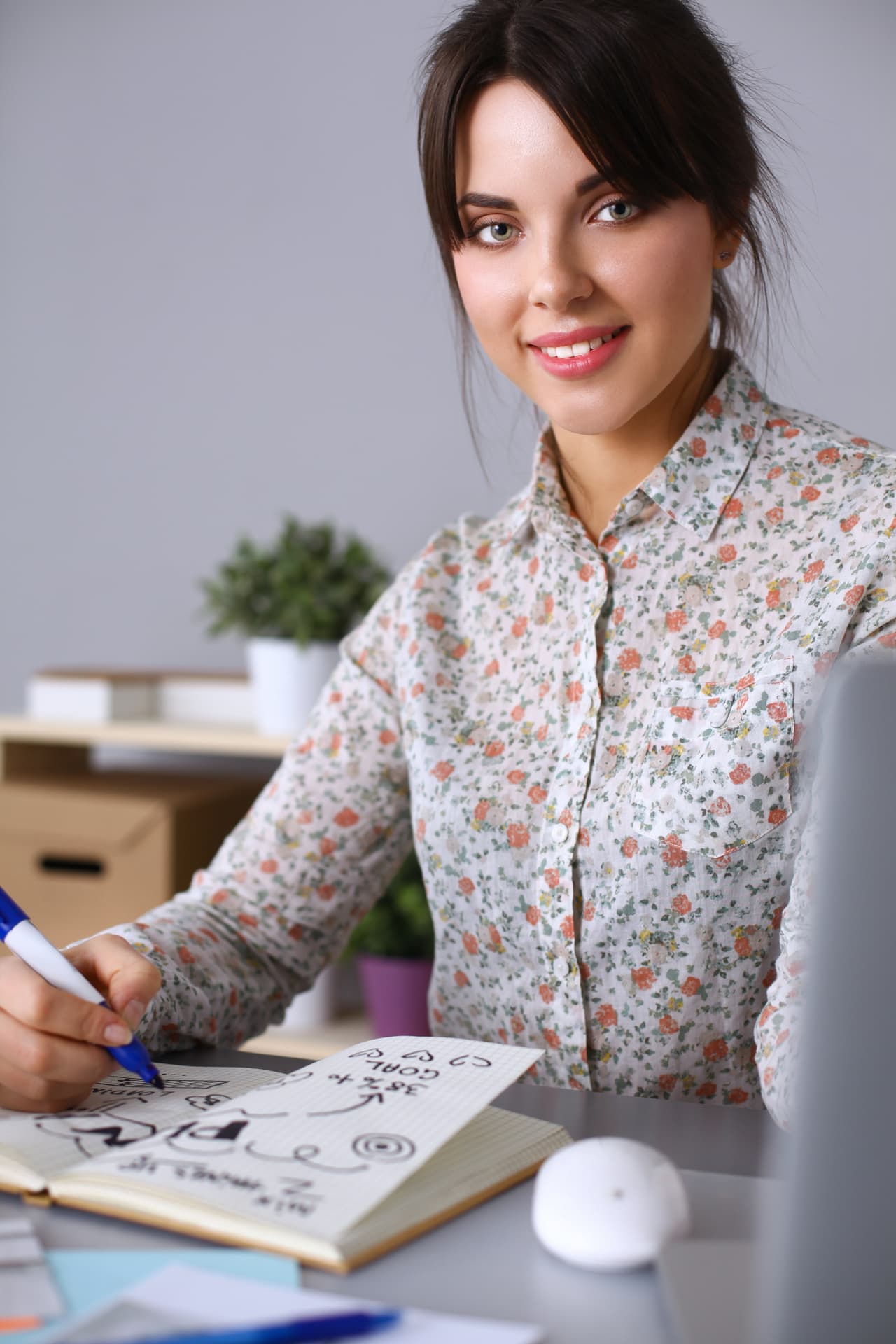 Estás en tu ciclo de cumpleaños y con este plenilunio y el efluvio directo de Urano, tu regente, se acentúa tu conocida creatividad acuariana. ¡Dala rienda suelta a la misma! No hay idea alocada ni tonta, todo lo que ahora se te ocurra dará resultados estupendos. Estás comenzando un período lleno de posibilidades en el que aún, lo más complejo y difícil se facilita.
