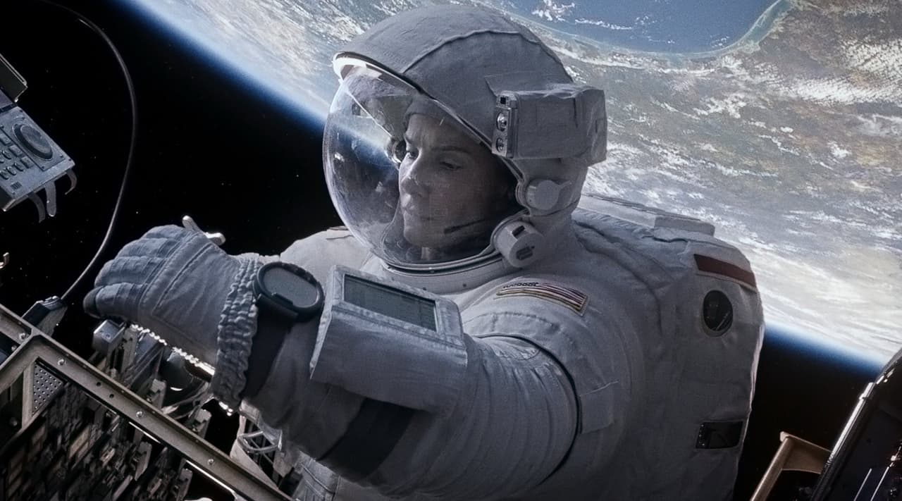 'Gravity' 2013, dirigida por el mexicano, Alfonso Cuarón, narra la travesía de la Dra. Ryan Stone, quien durante una caminata para reparar el telescopio Hubble, una lluvia de desechos espaciales choca con ellos y la deja fuera de comunicación y a la deriva.