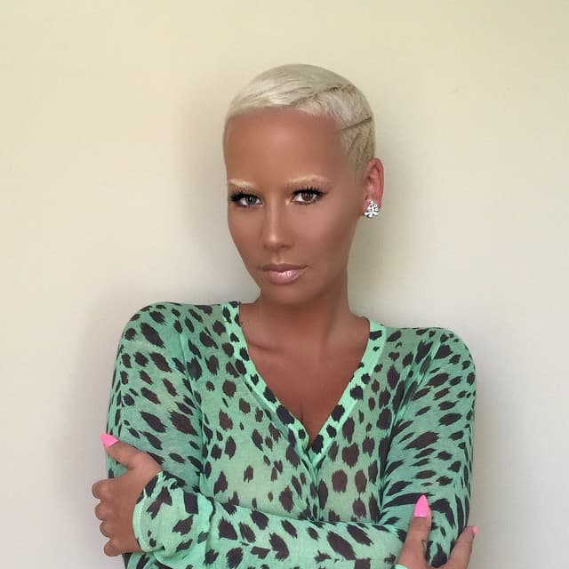 Luego de impactar al mundo con la polémica portada de su nuevo libro.