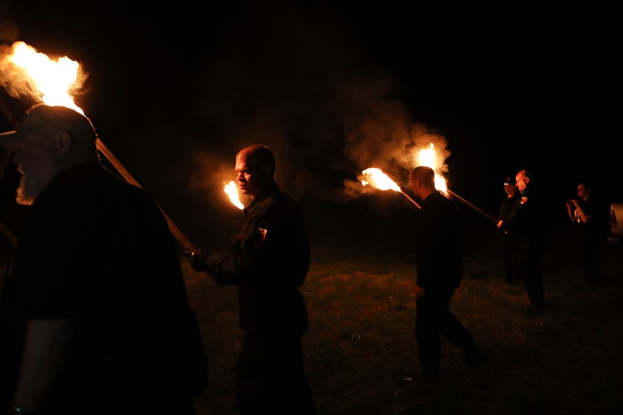Un grupo de supremacistas blancos se reunió en Draketown, Georgia en abril de 2018. Durante el encuentro quemaron esvásticas de madera e hiceron saludos Nazis.