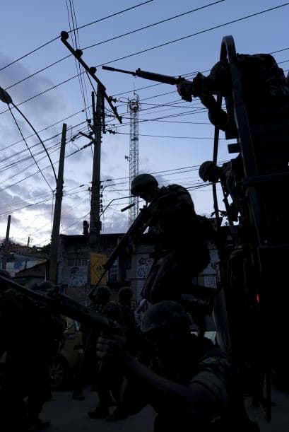 "Tenemos toda la superioridad. No hay hipótesis alguna de que los traficantes tengan éxito", dijo el Comandante General de la Policía Militar (PM), Mario Duarte, refiriéndose a las tanquetas con ametralladoras, los 800 efectivos de las fuerzas armadas y 17,500 policías movilizados.