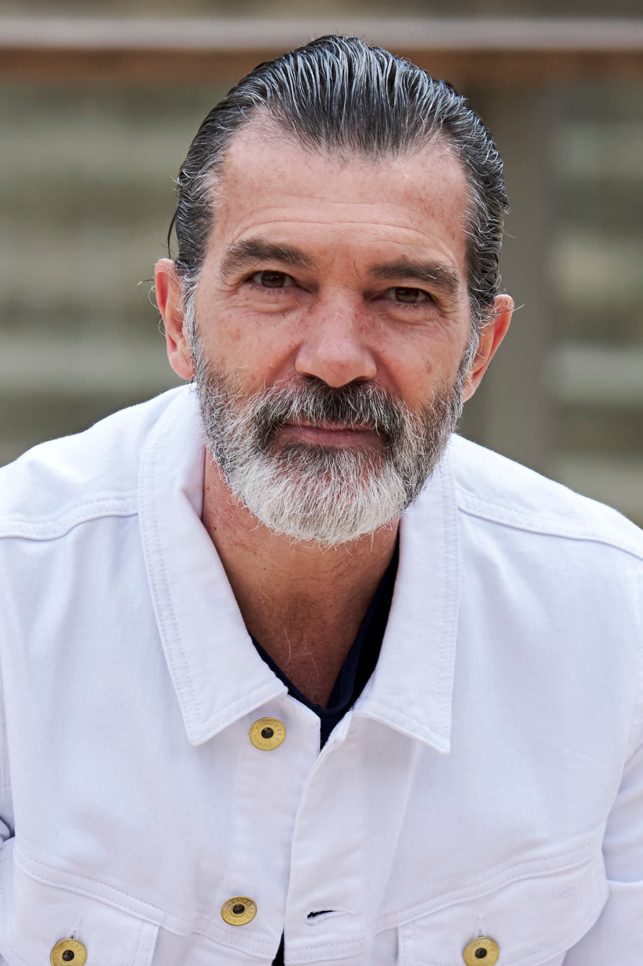 Antonio Banderas posa para la prensa antes de recibir el premio Biznaga de Oro Honorífica en el último día del Festival de Cine de Málaga, el sábado 25 de marzo.