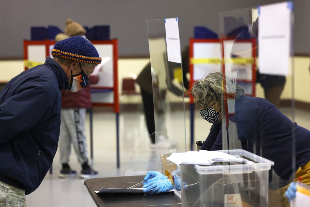 En Portland, Maine, un elector recibe las últimas instrucciones antes de rellenar y depositar su boleta.