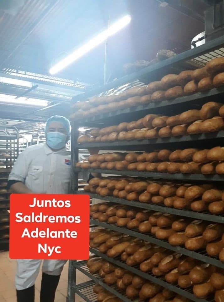 Eduardo Perez trabajando en una panadería en Nueva York durante el coronavirus.