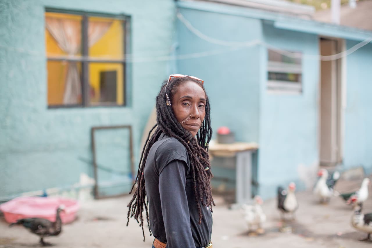 <b>Aghanou</b> vive en la Pequeña Haití desde hace 30 años. “El presidente no nos conoce. Somos una buena comunidad, civilizada, podríamos adaptarnos en cualquier parte. Nosotros apoyamos al presidente, caminamos por él y ahora quiere echarnos. No importa lo que hagamos, parece que no es suficiente y ahora incluso nos irrespeta. No debería tener líos con nosotros. No haremos otra cosa que luchar”.