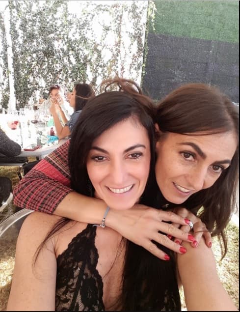 Su mayor orgullo son sus dos hija, 
<b><a href="http://www.univision.com/entretenimiento/hija-del-actor-tony-bravo-confeso-asesinato-de-su-esposo-y-su-hermana-la-defiende-video">María Elizabeth y Antoinette. Esta última ha salido en video a defender a su hermana en esta pesadilla que vive.</a></b>