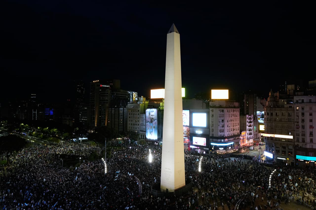Aficionados celebran la victoria de Argentina sobre Inglaterra en un partido de semifinales de la Copa Mundial de fútbol alrededor del Obelisco, en el centro de Buenos Aires, Argentina, el miércoles 15 de julio de 2026.