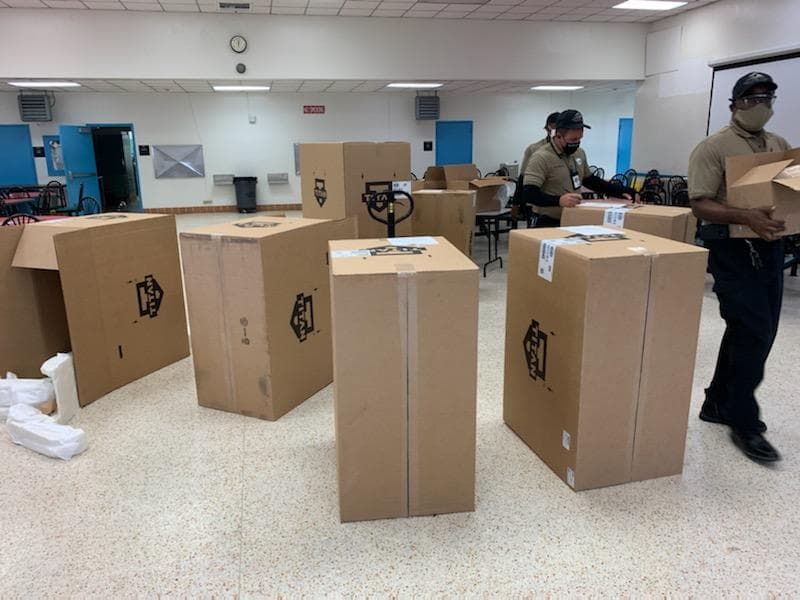 Con estos equipos que llegaron hoy, promete un "regreso seguro e inteligente" a las escuelas.