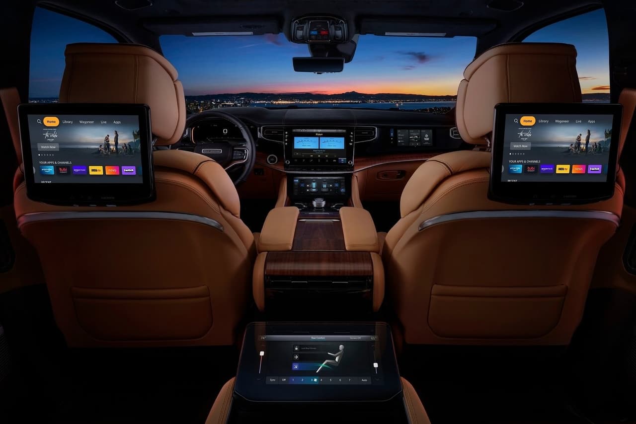 La Grand Wagoneer también se diferencia por contar con más elementos de lujo y materiales de mejor calidad. Ofrece de manera exclusiva control de clima de cuatro zonas, asientos eléctricos de 24 posiciones, sistema de audio McIntosh con más parlantes y pantallas adicionales de mayor tamaño, tanto en la consola central como en los asientos traseros. En pocas palabras, la Grand Wagoneer es más lujosa y más tecnológica que su variante hermana.