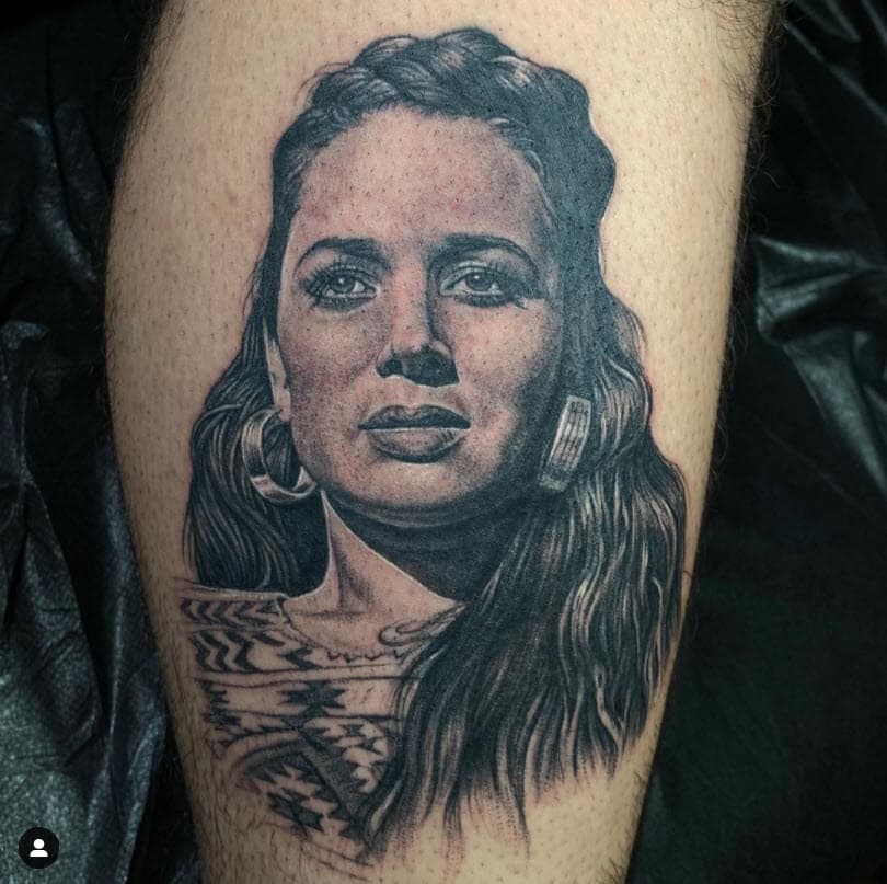 El hijo de Pepe Aguilar escribió al lado de esta foto del tatuaje: "¡Ahora sí! 
<b>Les quiero enseñar mi primer tatuaje</b>. Esto significa muchísimo para mí". 
<br>