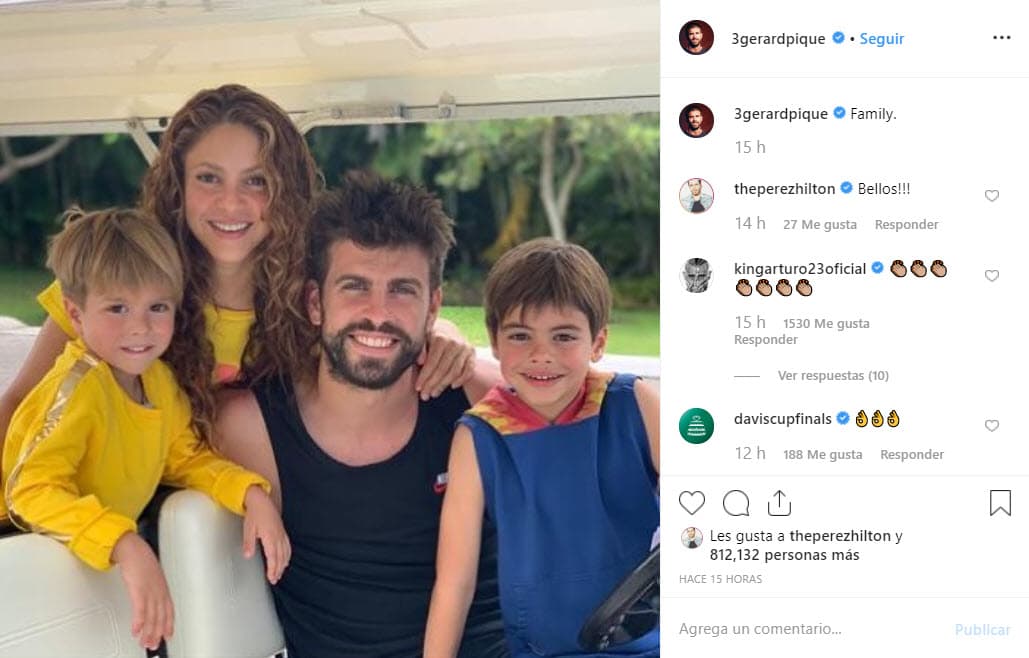 En esta imagen aparece en un carrito de golf y en compañía de Shakira y sus dos hijos, los cuatro sonriendo.
