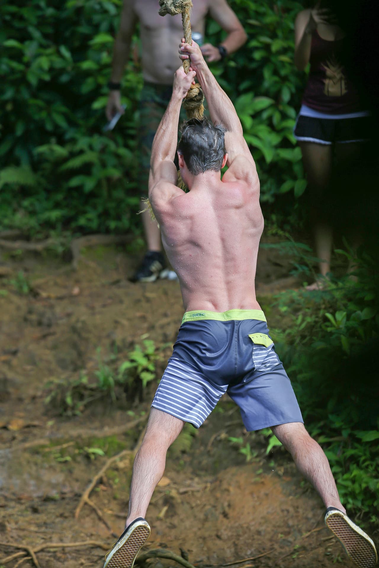 Este galán es puro músculo.