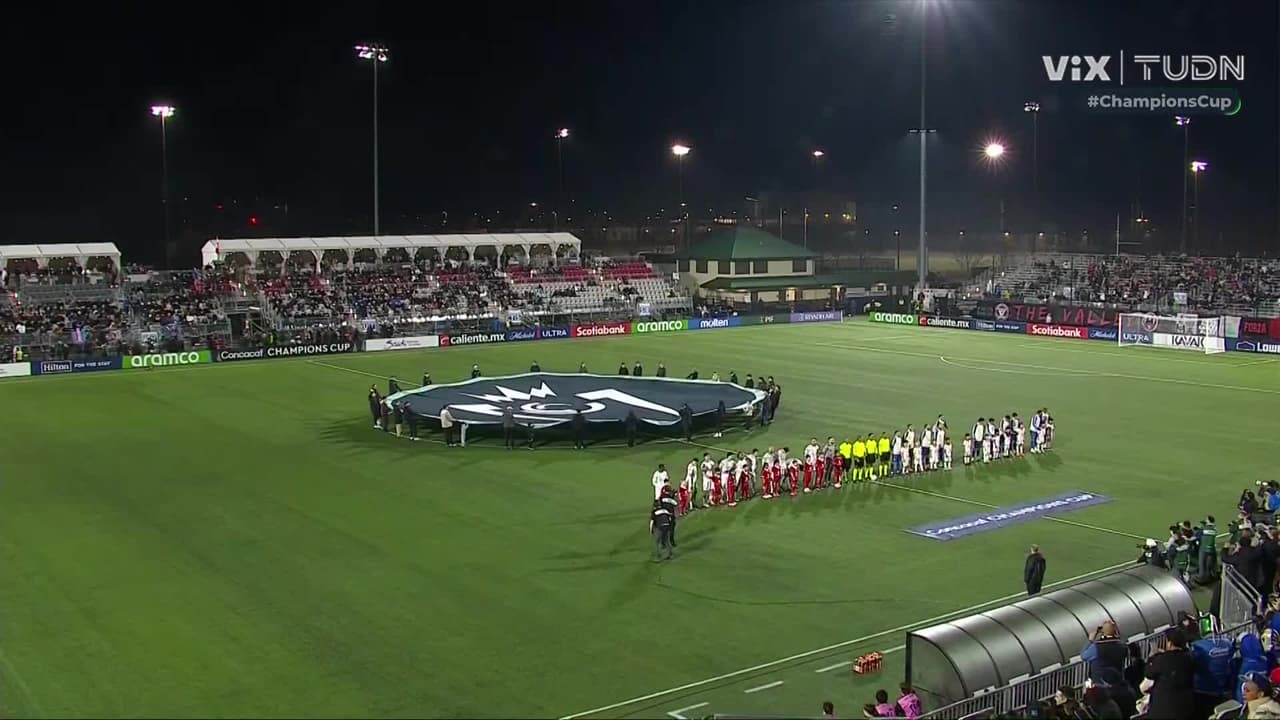 ¡HERMOSO DETALLE! Los jugadores de La Máquina abrigan a los niños que los acompañaron en el protocolo