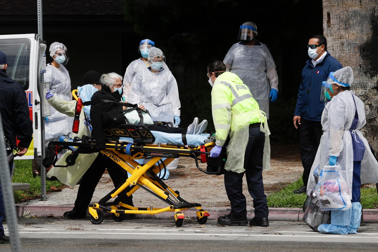 <b>(2) Proteger a grupos vulnerables.</b> California debe estar en condiciones de prevenir los 
<a href="https://www.univision.com/local/san-francisco-kdtv/infectados-cuidando-a-infectados-la-inusual-recomendacion-tras-el-brote-de-coronavirus-en-un-asilo-de-ancianos" target="_blank">brotes y contagios entre la población en riesgo</a>, poniendo especial énfasis en las personas de la tercera edad, aquellos que tienen discapacidades y la 
<a href="http://uni.vi/3Awq102dP0B" target="_blank">comunidad de desamparados e indigentes</a>, una de las más grandes en todo el país.