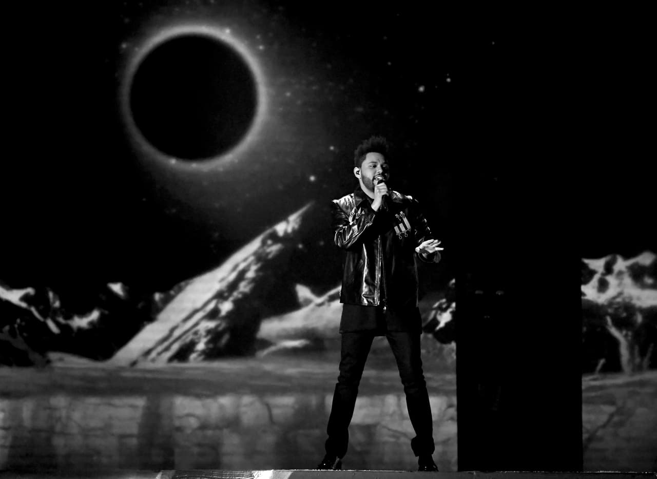 Los efectos utilizados durante la interpretación de The Weeknd fueron inigualables.