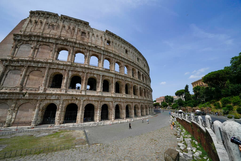 <h2 class="cms-H2-H2">4.- Roma</h2>
<br>
<br>La capital de Italia, es una extensa ciudad que tiene a la vista casi 3,000 años de arte, arquitectura y cultura de influencia mundial. La ciudad del Vaticano, sede central de la Iglesia católica romana, cuenta con la Basílica de San Pedro y los Museos del Vaticano.