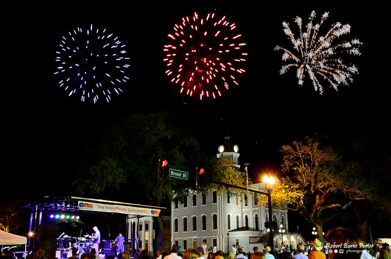 <b>Celebra en Thomasville</b>. Celebra el Día de la Independencia en Thomasville el 3 de julio de 2021, con diversión y actividades para toda la familia, incluidos juegos, comida (incluidas rebanadas de sandía heladas gratis) y música que comienza en el centro a las 6:30 p.m. No te pierdas la exhibición de fuegos artificiales que comienza a las 9 p.m.