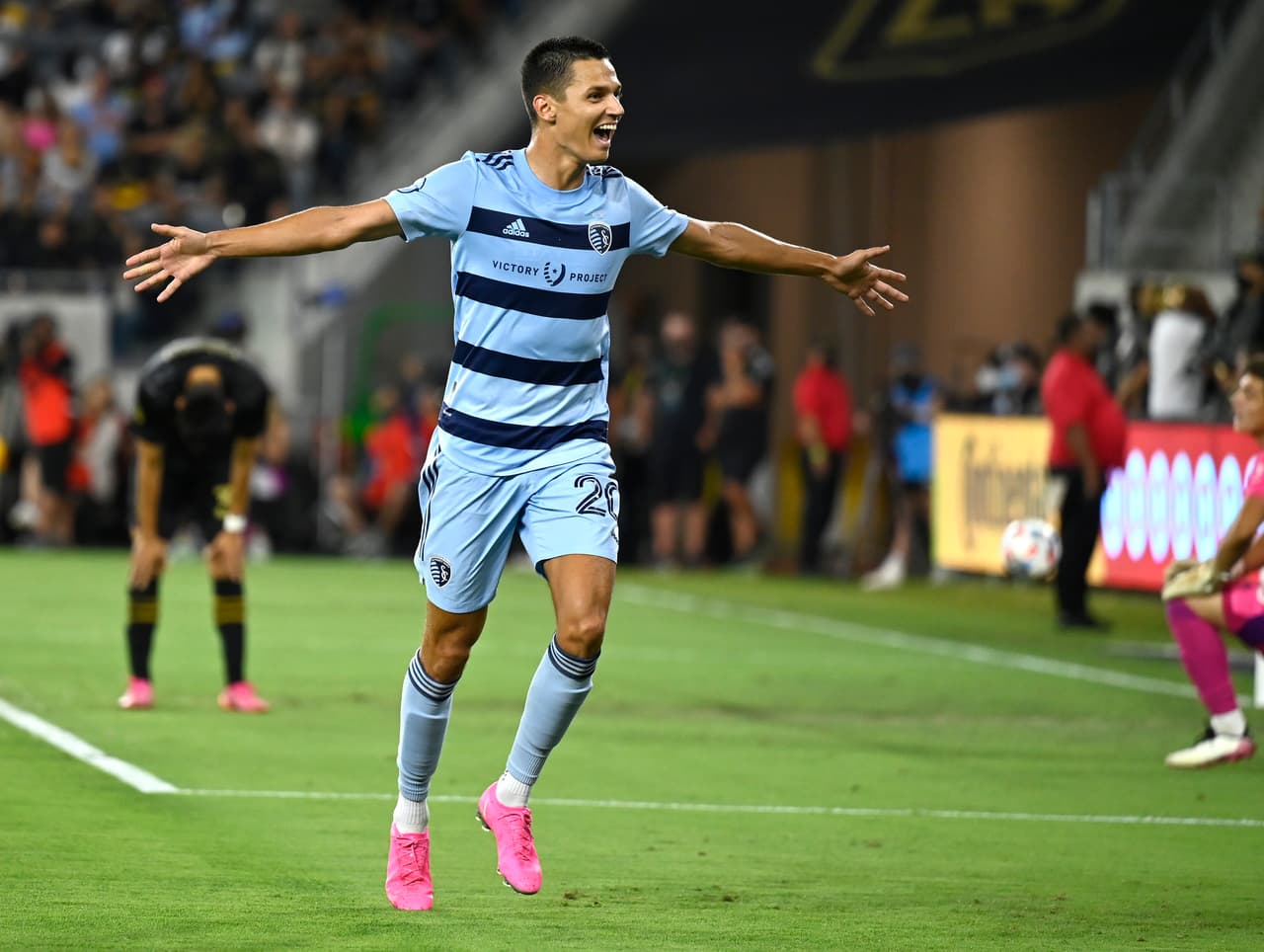 Sporting Kansas City brilló frente a LAFC, al que superó por 4-1. El extremo Daniel Salloi fue el autor del tercer gol de su equipo.
<br>
