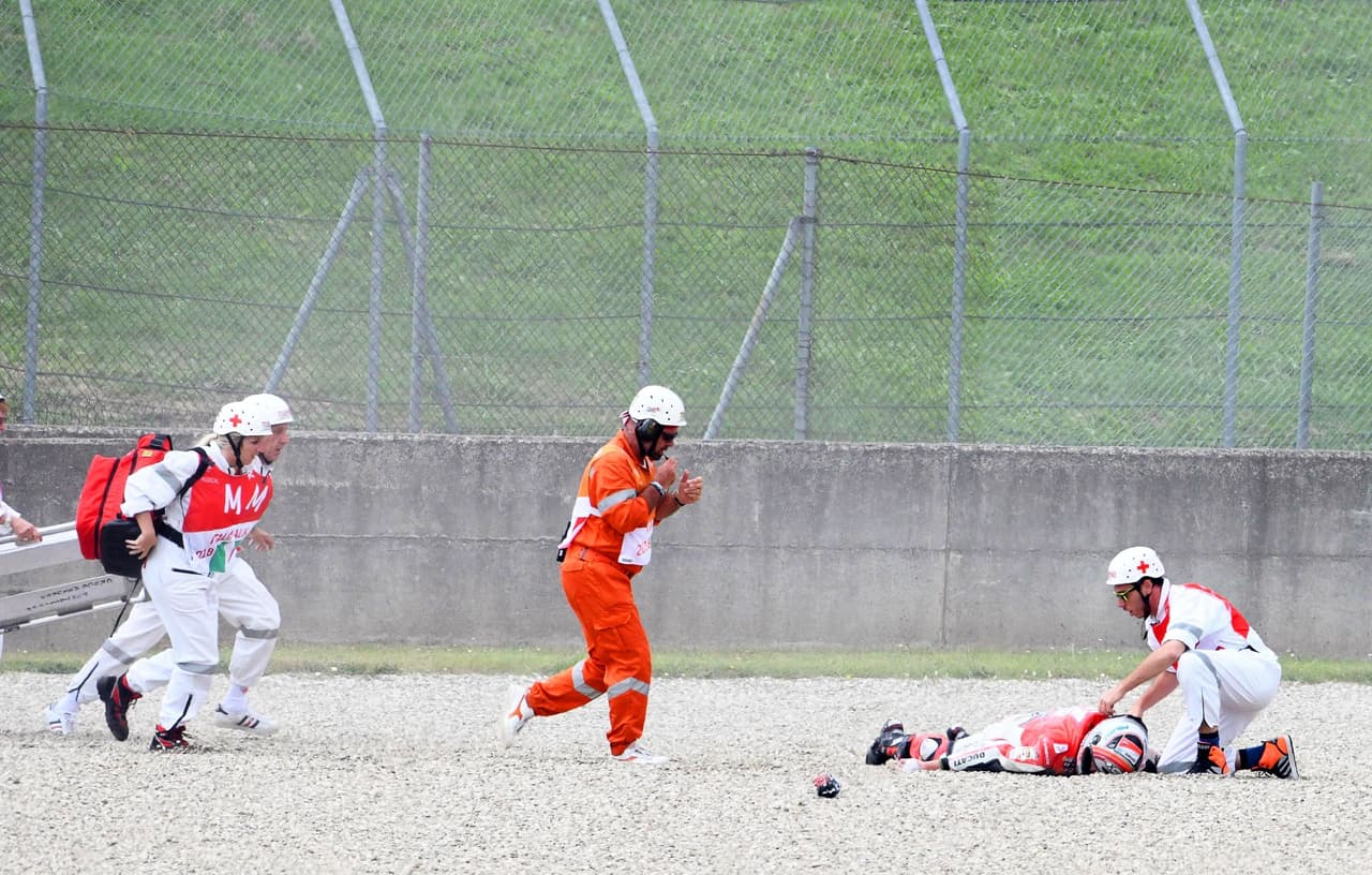 La situación que obligó a mostrar bandera roja de inmediato a dirección de carrera para que el piloto pudiese ser asistido por los médicos.