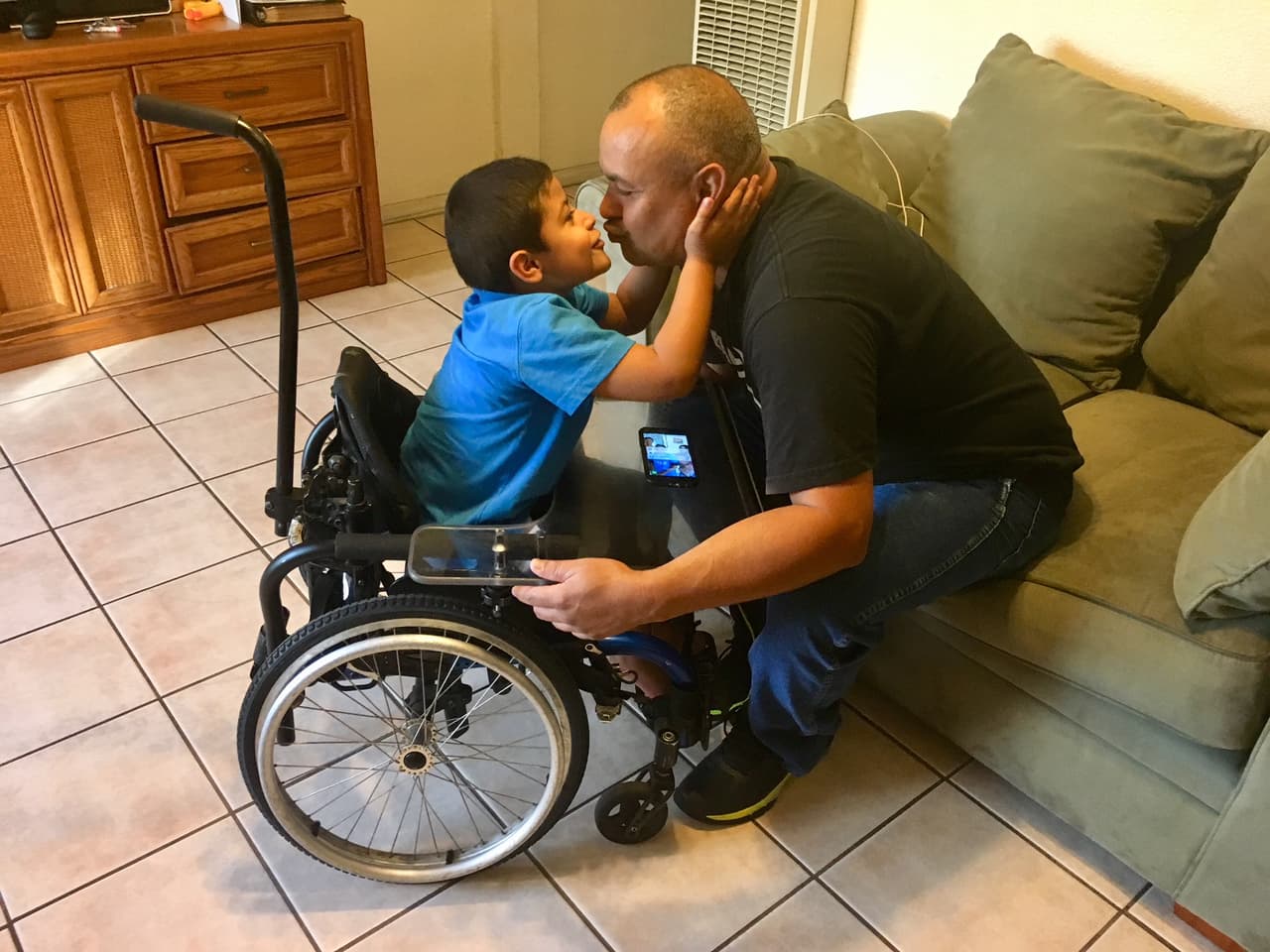 Padre del 'Niño milagro' lucha para que no lo deporten tras vivir 27 años en EEUU