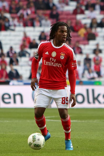El mediocampista portugués Renato Sanches pasó del Benfica (POR) al Bayern Múnich (ALE) por 35.000.000 de euros.