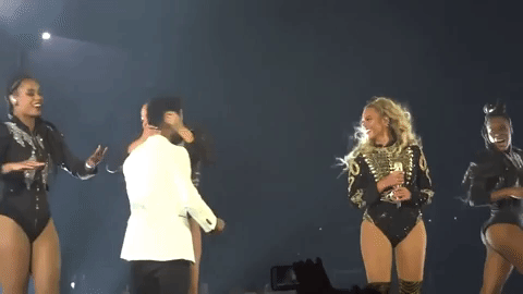 La respuesta para el romántico enamorado fue un "sí" y Beyoncé celebró feliz junto a sus demás bailarinas.