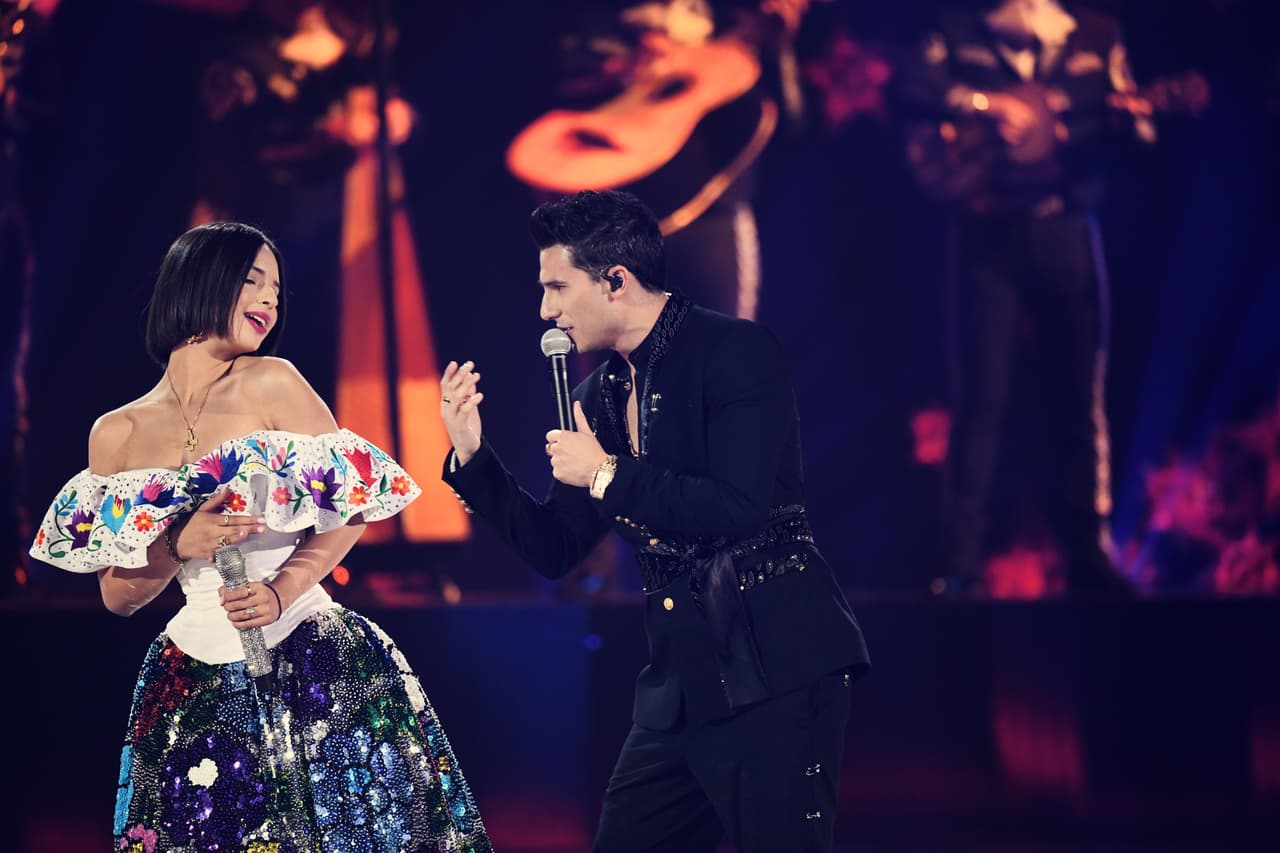 La química con sus compañeros sobre el escenario fue sensacional. Se dejó consentir por Pipe Bueno en su participación musical.