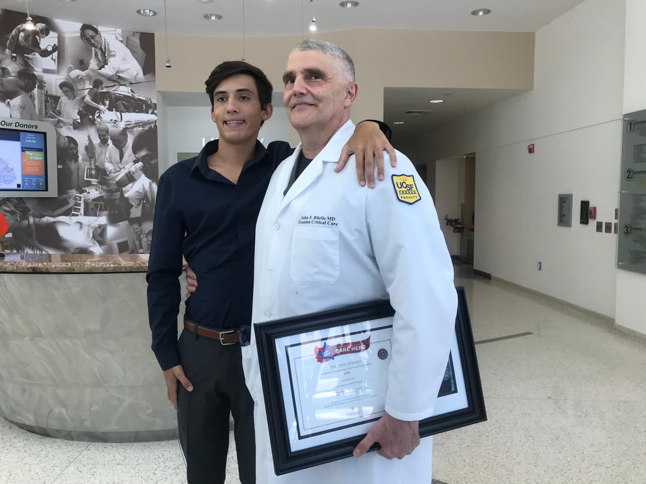 Joven de Fresno agradece a doctor que le salvó la vida tras sufrir accidente automovilístico