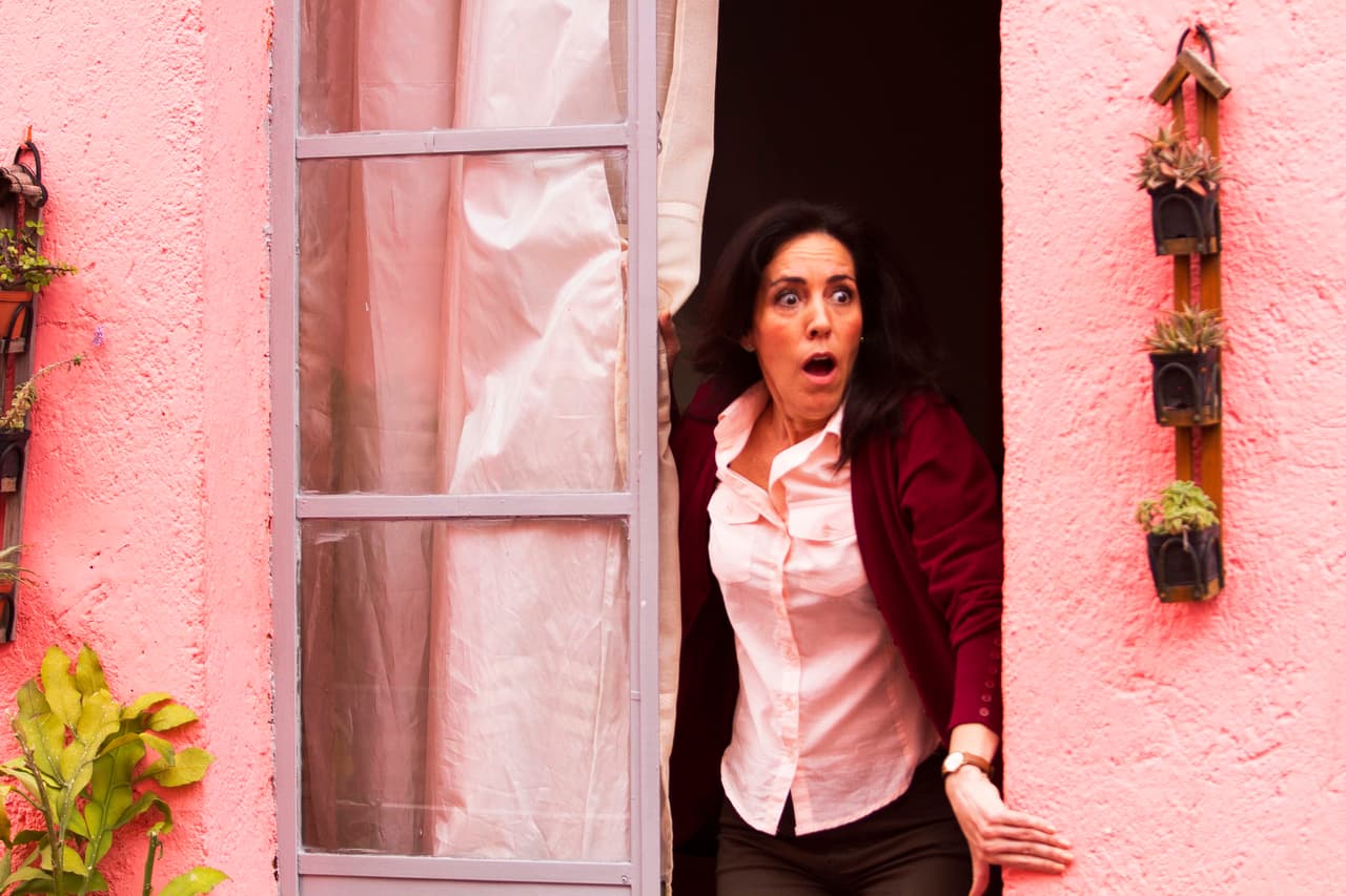 Doña Dolores golpeó a Ernesto por la espalda y Rosalba aprovechó para salir.